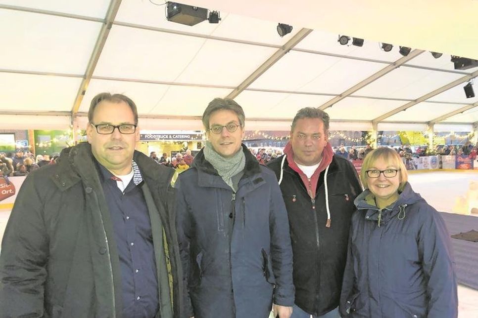 Freuten sich über die Eröffnung der ersten Eisbahn: Bürgermeister Mirko Spieckermann, TALB-Vorstand André Rosinski, Betreiber Ulfert Georgs und Stadtwerkeleiterin Vera Litzka (v. lks.).