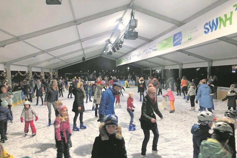 Schlittschuhlaufen direkt an der Hafenkante.