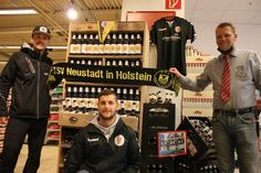 TSV-Initiator Sascha Herz, Fußball-Abteilungsleiter Jan-Hendrik Malzkeit und famila-Warenhausleiter Mathias Affeldt (v. lks.) präsentieren die Biersorte, die in einem Sonderaufbau im Eingangsbereich des Marktes erhältlich ist.