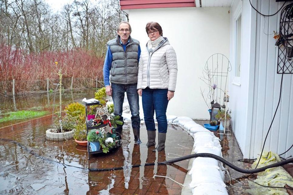 Mit Gummistiefeln stehen Wiebke und Peter Lüth wieder einmal in ihrem Garten und sind verzweifelt. (Foto: René Kleinschmidt)