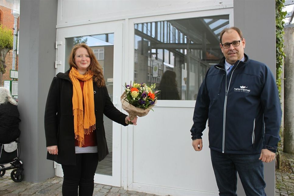 Initiatorin Marina Meißner mit Bürgermeister Mirko Spieckermann vor dem Zuhör-Kiosk, der am Freitag als Gesprächsangebot erstmals seine Türen öffnet.