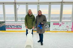 Manfred Wohnrade und Sebastian Rieke (v. lks.) laden zum Eisvergnügen ein.