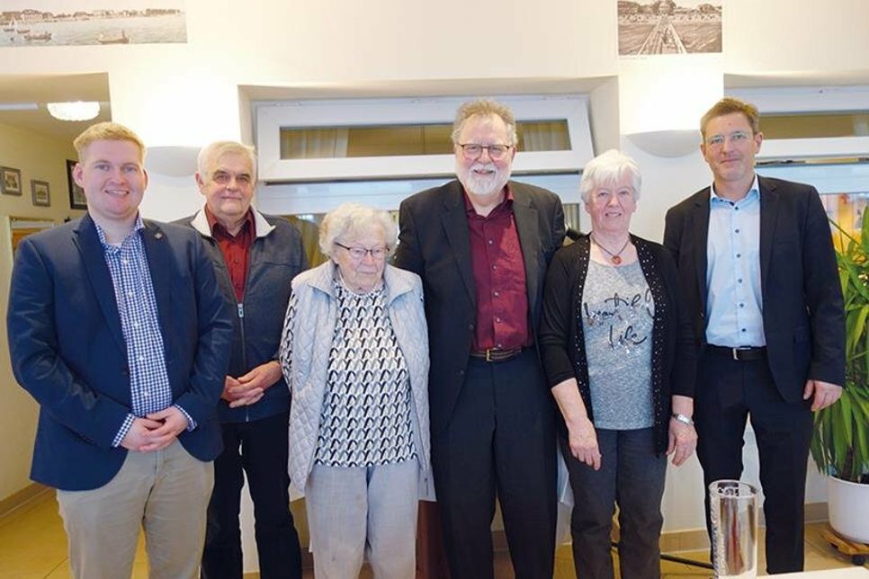 Foto mit den Ehrengästen (v.l.): Bürgervorsteher Daniel Thomaschewski, Gerd Hoya von SG Ratekau, Gertrud Keichel (Gründungsmitglied), der SG Vorsitzende  Kurt Fischer, Frauenwartin Monika Humberg und Bürgermeister Thomas Keller.