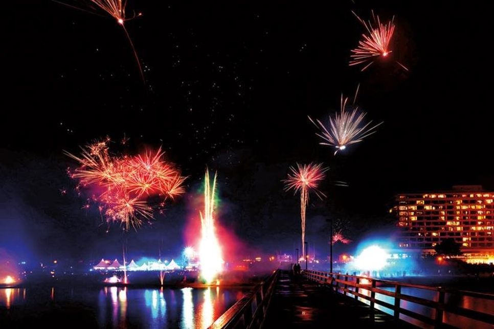 Tradition in Timmendorfer Strand: Die große Beach-Party „Silvester on the beach“ lockt alljährlich Tausende Gäste aus Nah und Fern an die Wasserkanne. (Foto: TSNT GmbH)