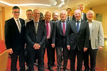 Gut gelaunt und kameradschaftlich verbunden zeigen sich die Grömitzer Kegelbrüder zum 70-jährigen Jubiläum.