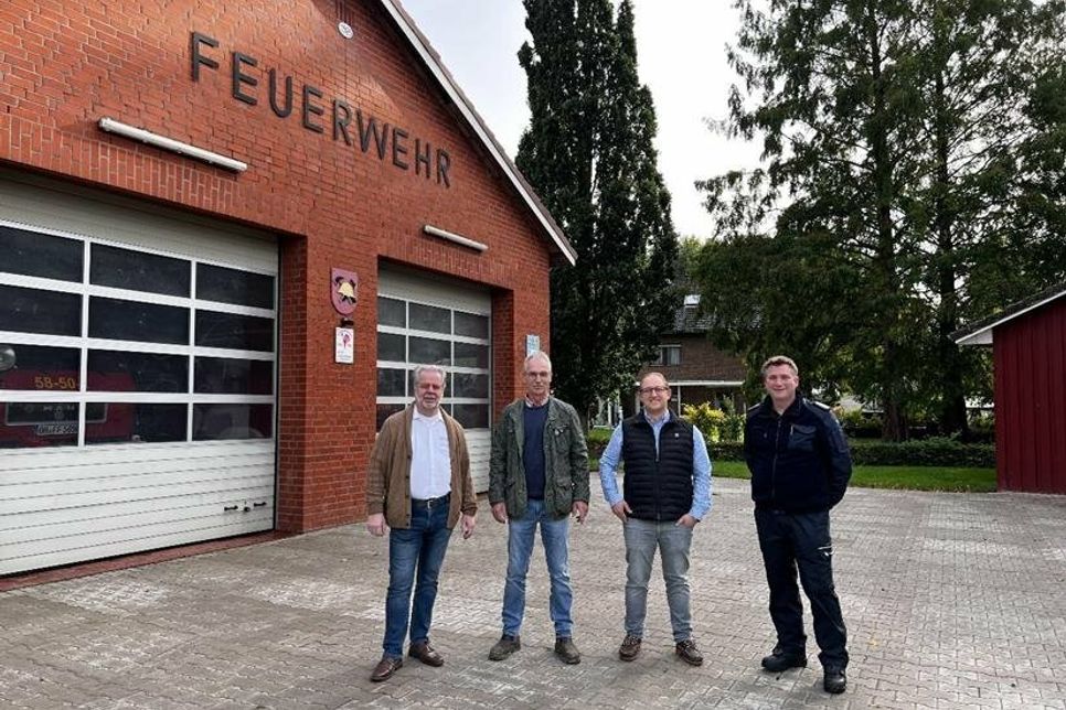 Bürgermeister Rainer Holtz, Thorsten Vogler, Jan Grimm und Ortswehrführer Johannes Schöning auf der neuen Pflasterfläche.