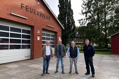 Bürgermeister Rainer Holtz, Thorsten Vogler, Jan Grimm und Ortswehrführer Johannes Schöning auf der neuen Pflasterfläche.