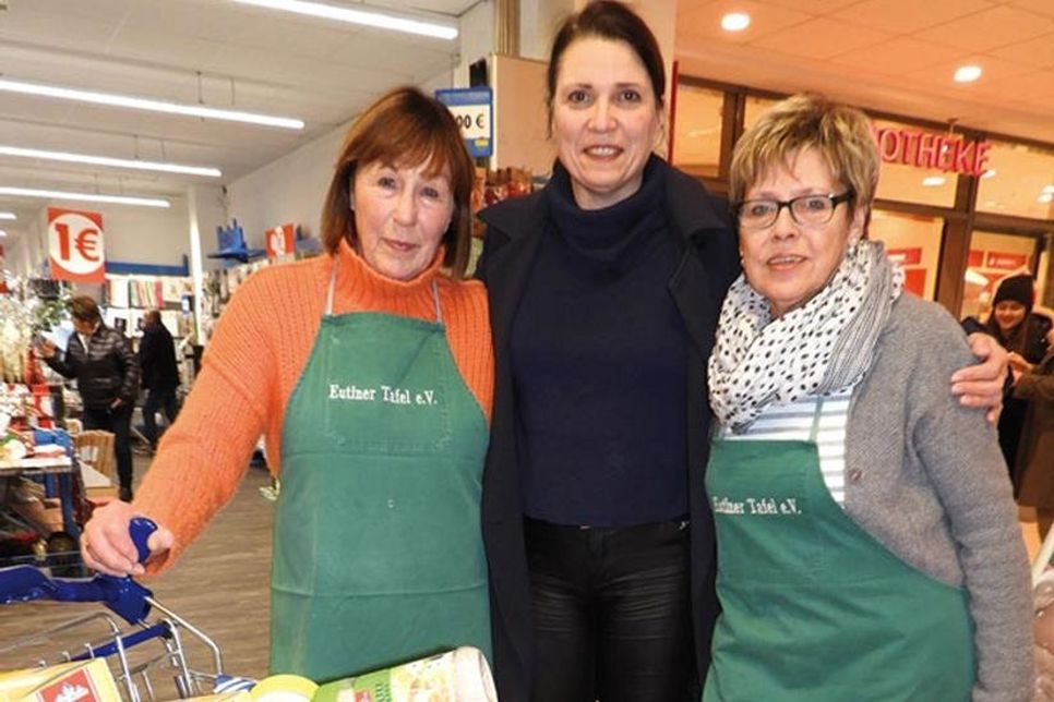 Kennen sich nicht und kamen sich doch ganz nah: Spenderin Mandy Clause aus Plön (Mitte) brachte einen ganzen Einkaufswagen zu den Sammlerinnen Angelika Meinhard und Antje Dieckmann (li).