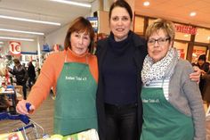 Kennen sich nicht und kamen sich doch ganz nah: Spenderin Mandy Clause aus Plön (Mitte) brachte einen ganzen Einkaufswagen zu den Sammlerinnen Angelika Meinhard und Antje Dieckmann (li).