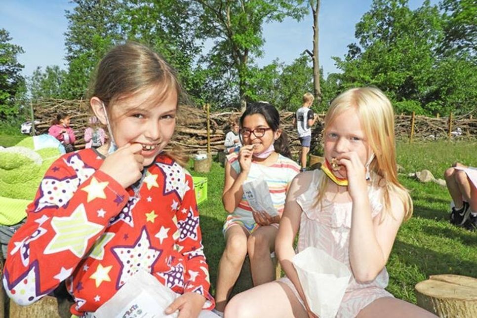 Fina, Bayan und Alia genießen, was Petra Stock vorbereitet hat.