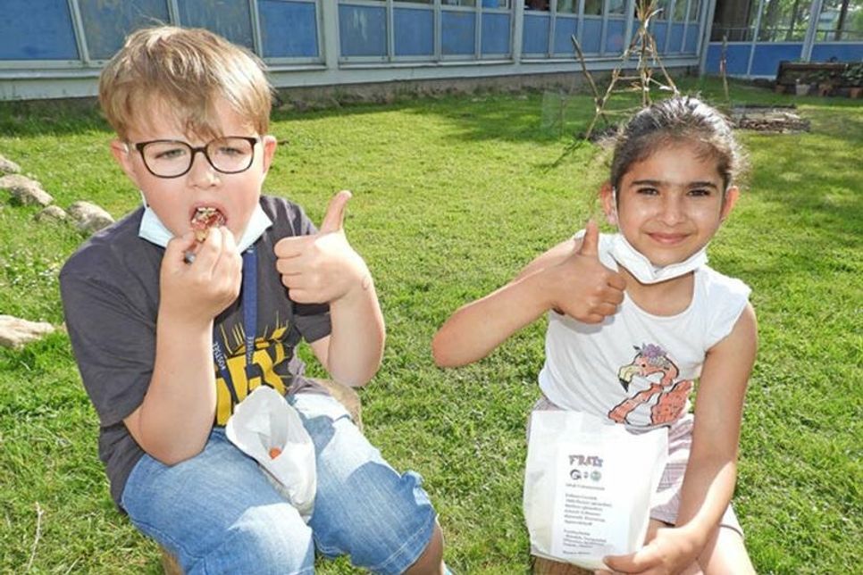 Total cool! Raffi und Abira kosten den Erdbeercrumble.