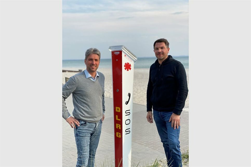 Der stellvertretende Werkleiter des Tourismus-Service Stephan Reil (lks.) mit Christian Lang von der Björn-Steiger-Stiftung.