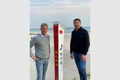 Der stellvertretende Werkleiter des Tourismus-Service Stephan Reil (lks.) mit Christian Lang von der Björn-Steiger-Stiftung.