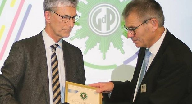 Aus den Händen von Torsten Jäger (r.) nahm Oliver Malchow die Urkunde zur Ernennung zum Ehrenvorsitzenden der schleswig-holsteinischen GdP entgegen.