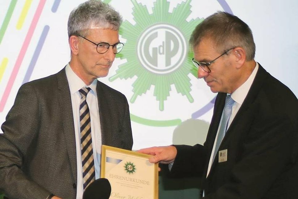 Aus den Händen von Torsten Jäger (r.) nahm Oliver Malchow die Urkunde zur Ernennung zum Ehrenvorsitzenden der schleswig-holsteinischen GdP entgegen.