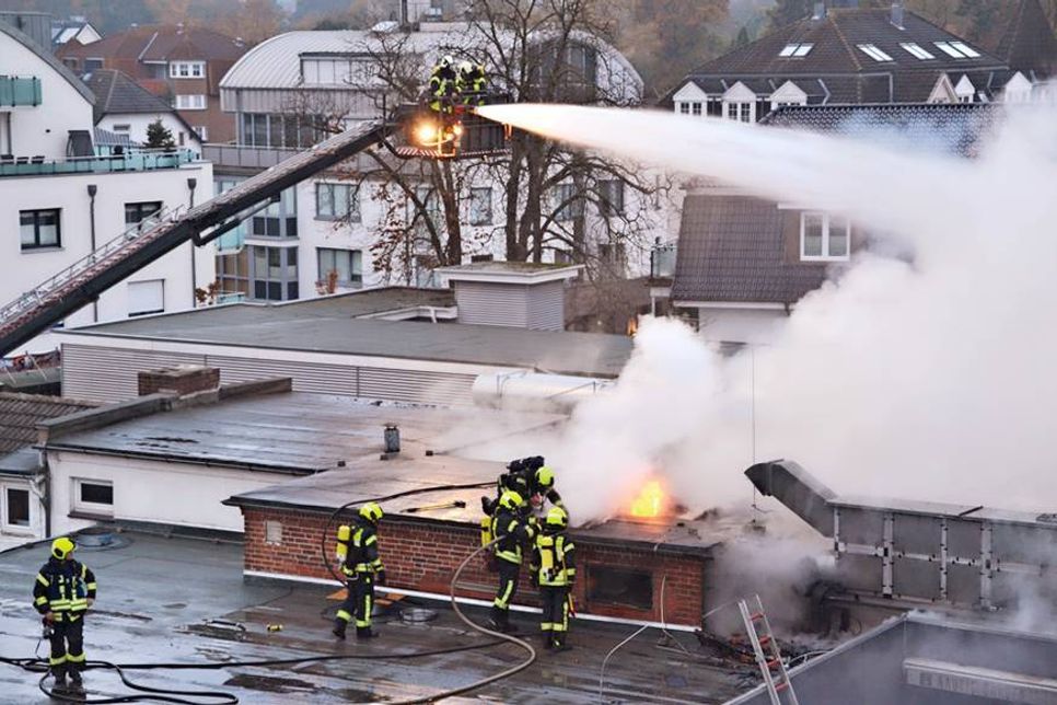Über 150 Feuerwehrleute sind im Einsatz, darunter zwei Drehleiter und ein Teleskopmastfahrzeug. (Foto: René Kleinschmidt)
