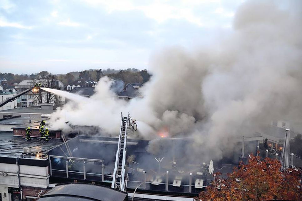 Über 150 Feuerwehrleute sind im Einsatz, darunter zwei Drehleiter und ein Teleskopmastfahrzeug. (Foto: René Kleinschmidt)