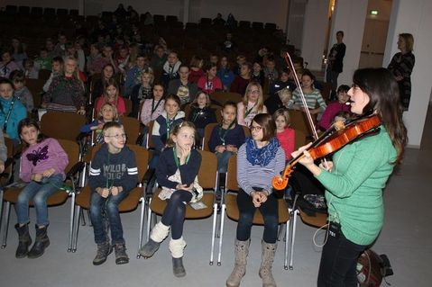 Petra Marcolin (re.) ließ die Kinder am Beispiel der Violine hören, wie ausdrucksstark Musik sein kann.