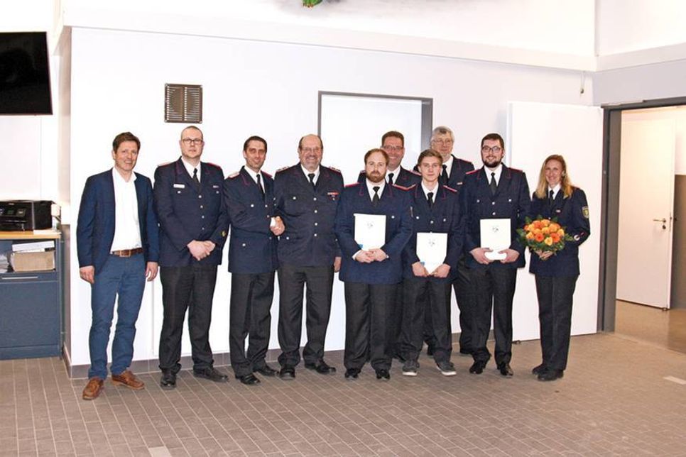 Die Gewählten, Vereidigten und Verabschiedeten:  Bürgermeister Thomas Keller (v.l.) , Gemeindewehrführer Dennis Puls, Wehrführer Markus Thiel, Udo Caliebe, André Scheel, Falk Helbich,  Tobias Dargatz, Stellvertretender Gemeindewehrführer Thomas Harnack, André Oeser und Sandra Helbich.
