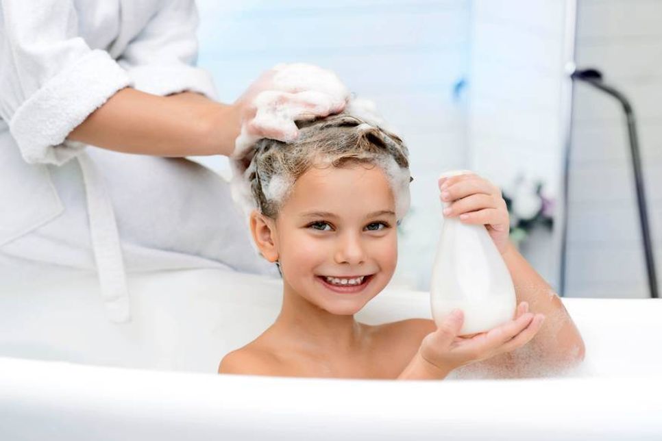 Wenn sich Mama und Papa über niedrige Energiekosten fürs warme Wasser freuen, macht das Baden nochmal so viel Spaß. (Foto: djd/Deutsche Vortex)