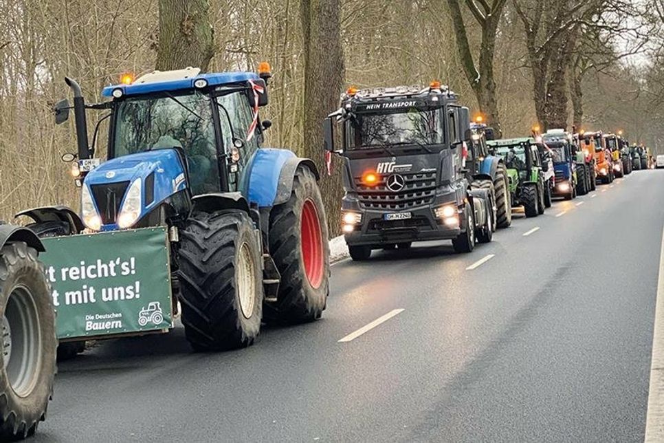 Landwirte, Spediteure und Handwerker bei der Sternfahrt nach Lübeck, hier auf der L309 bei Ratekau.
