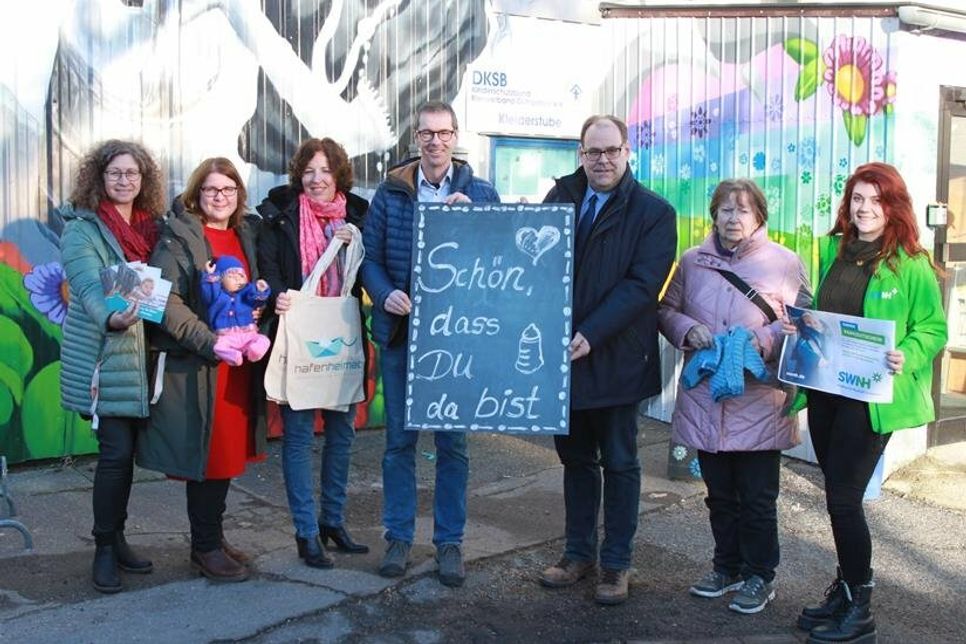 „Schön, dass du da bist“, sagen nicht nur die Willkommens-Pakete für den Neustädter Nachwuchs, sondern auch Gleichstellungsbeauftragte Natalia von Levetzow, Stadtmarketing-Koordinatorin Andrea Brunhöber, Katja Kirschall vom Familienzentrum, Geschäftsführer des Kinderschutzbundes Henning Reimann, Bürgermeister Mirko Spieckermann, Gisela Dannehl von der Strickgruppe und Andrea Kuhlemann von den Stadtwerken (v. lks.).