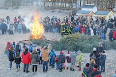 Bereits in den vergangenen zwei Jahren lockte das „Tannenbaum-Verbrennen“ mit dem Geknister am Strand viele Besucher an die Maritim Seebrücke.