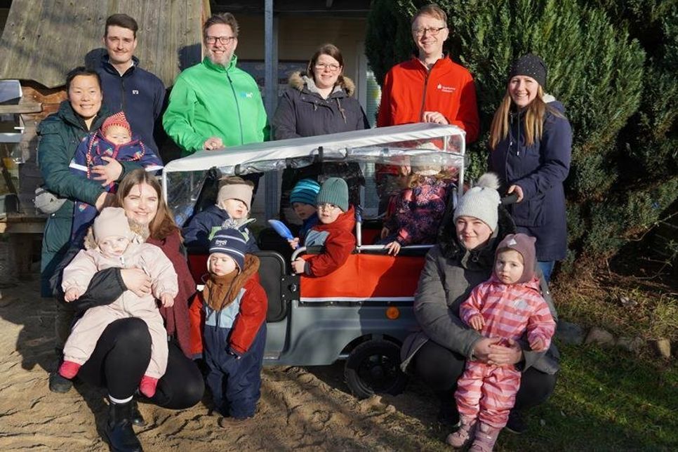 Krippenkinder und Erzieherinnen mit einem Großteil der Sponsoren sowie der stellvertretenden Einrichtungsleiterin Susanne Zwieg (oben re.) sowie der Förderverein-Vorsitzenden Sarah Kaffka (Mitte oben).