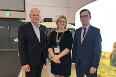 Landrat Reinhard Sager (Kreis Ostholstein), Geschäftsführerin Katja Lauritzen (OHT) mit Staatssekretär Dr. Thilo Rohlfs (Wirtschaftsministerium).