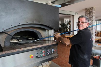 Inhaber Nicola Fantasia ist professioneller Pizzameister. Die lecker zubereiteten Pizzavariationen werden in einem original italienischen Steinbackofen gebacken.