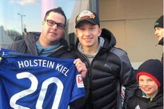 Blick auf das Fürthspiel: Jannik Dehm und Fan Niklas Voss.