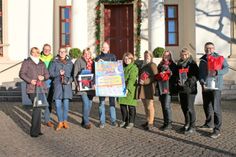 Stadtmarketing-Koordinatorin Andrea Elisabeth Brunhöber (Mitte) freut sich zusammen mit den teilnehmenden Geschäftsinhabern auf einen erfolgreichen Abend.