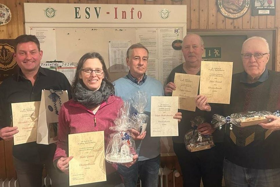 Für langjährige Mitglieder gab es Präsente und Urkunden: Alexander Zawadzki, Bente Grimm, Edgar Brettschneider, Detlef Schnoor und Peter Brand zu sehen (v. lks.).