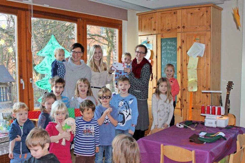 1000 Euro für den evangelisch-lutherischen Kindergarten Jona mit Leiterin Mona Klempnow (re.).