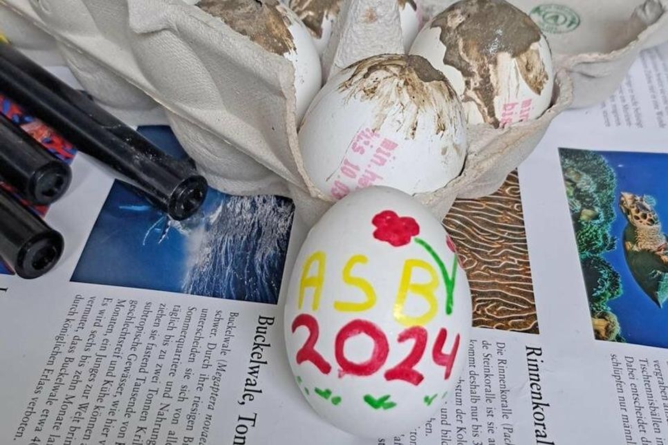 Die Produktion der Ostereier 2024 läuft bereits auf Hochtouren.