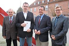 Gratulation und herzlicher Empfang in Grömitz: Bürgervorsteher Jochen Sachau, Schulleiter Lars Gallowsky, Bürgermeister Mark Burmeister und Schulrat Manfred Meyer (v. lks.).