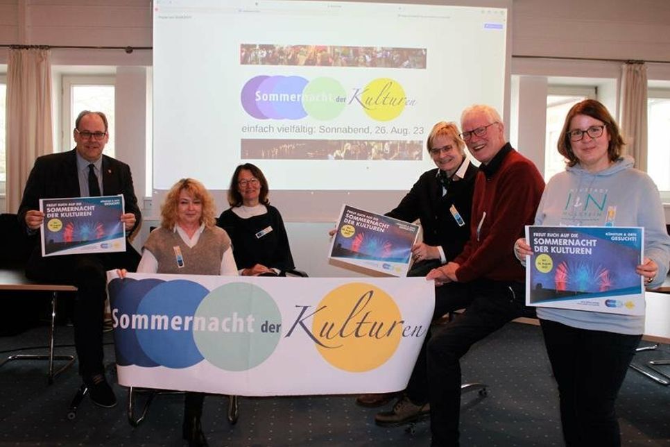 Das Organisationsteam um Andrea Brunhöber, Uwe Muchow, Susanne Bimberg-Nittritz, Antje Weise und Barbara Helbach (v. re.) startet gemeinsam mit Bürgermeister Mirko Spieckermann (lks.) mit den Planungen durch.
