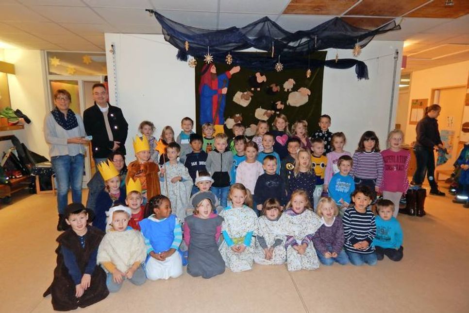 Niederlassungsleiter Büttner und Angelika Zimmer mit der Kinderschar von Kiga "Martin Luther"