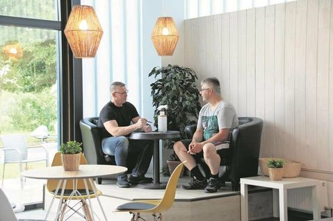 Immer im Gespräch zu bleiben, war Dirk Franke (lks.) auch während der Corona bedingten Schließung ein persönliches Anliegen.