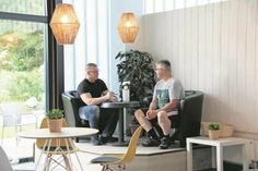 Immer im Gespräch zu bleiben, war Dirk Franke (lks.) auch während der Corona bedingten Schließung ein persönliches Anliegen.