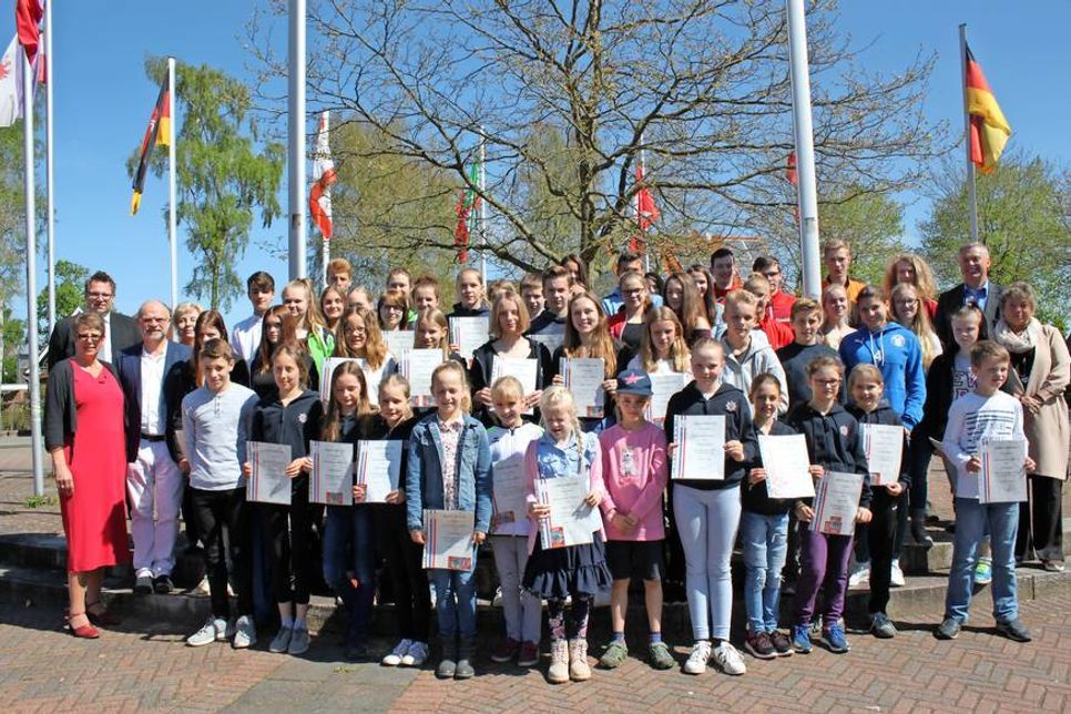 Die geehrten jugendlichen Nachwuchssportler mit Funktionären, Gästen und Sponsoren.