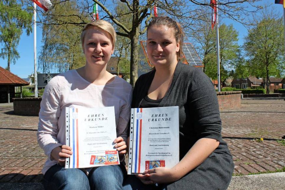 Junge Ehrenamtliche: Marleen Möller (lks.) vom SV Hansühn und Christina Bädermann vom Blasorchester Lensahn.
