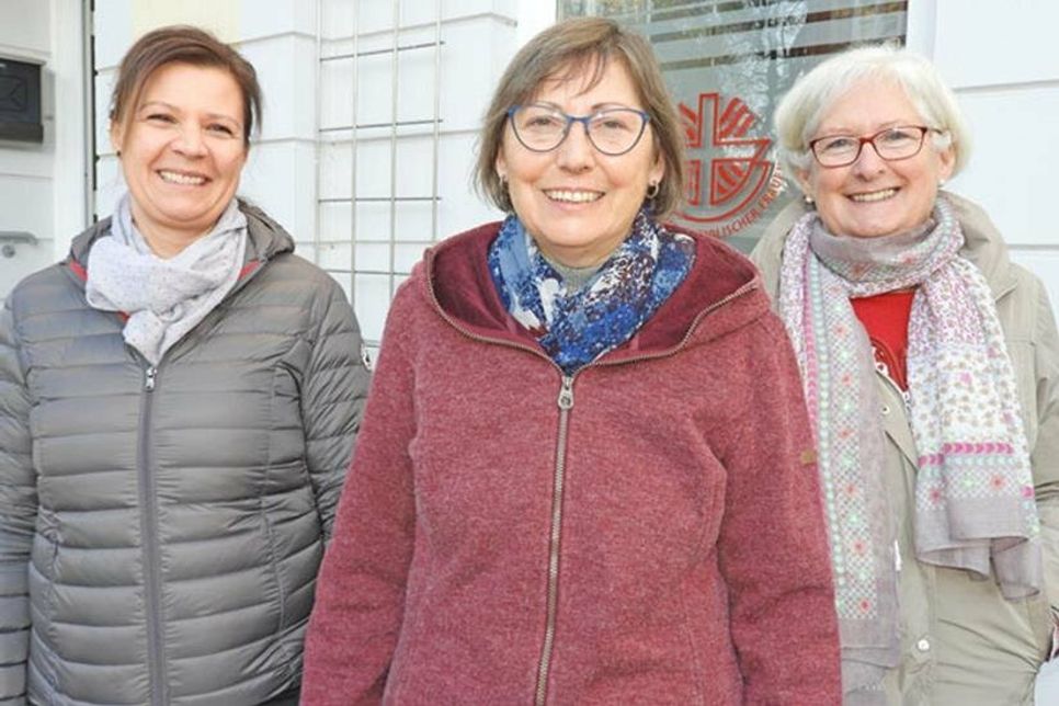 Gabriele Appel (Mi.) ist in den Ruhestand gegangen und freut sich mit Wilhelmine Stock (re.) vom SkF-Vorstand, dass mit Nina Bergmann eine fähige Nachfolgerin gefunden ist.