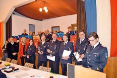 Der stellvertretende Kreiswehrführer Michael Hasselmann (r.) nahm die Ehrungen vor. Geehrt wurden: Alexander Wehowsky (v.r.), Hans-Joachim Nickisch, Sven Asmußen, Rober Muss (Deutschen Feuerwehr-Ehrenkreuz in Bronze) und Sonja Schalk.