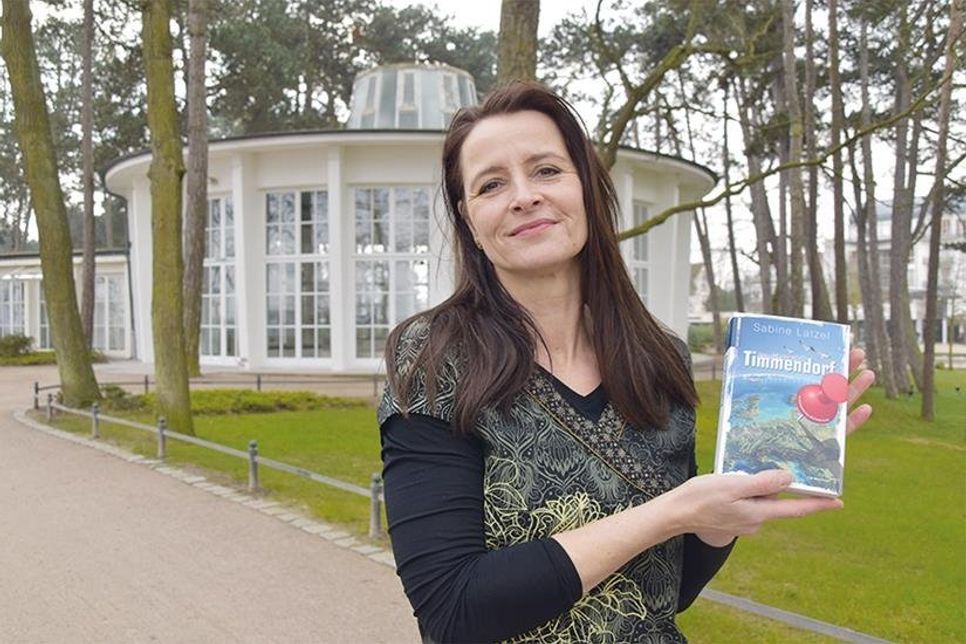 Sabine Latzel liest am morgigen Donnerstagabend in der Trinkkurhalle aus ihrem Krimi „Das gibt es nur in Timmendorf“.
