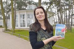 Sabine Latzel liest am morgigen Donnerstagabend in der Trinkkurhalle aus ihrem Krimi „Das gibt es nur in Timmendorf“.