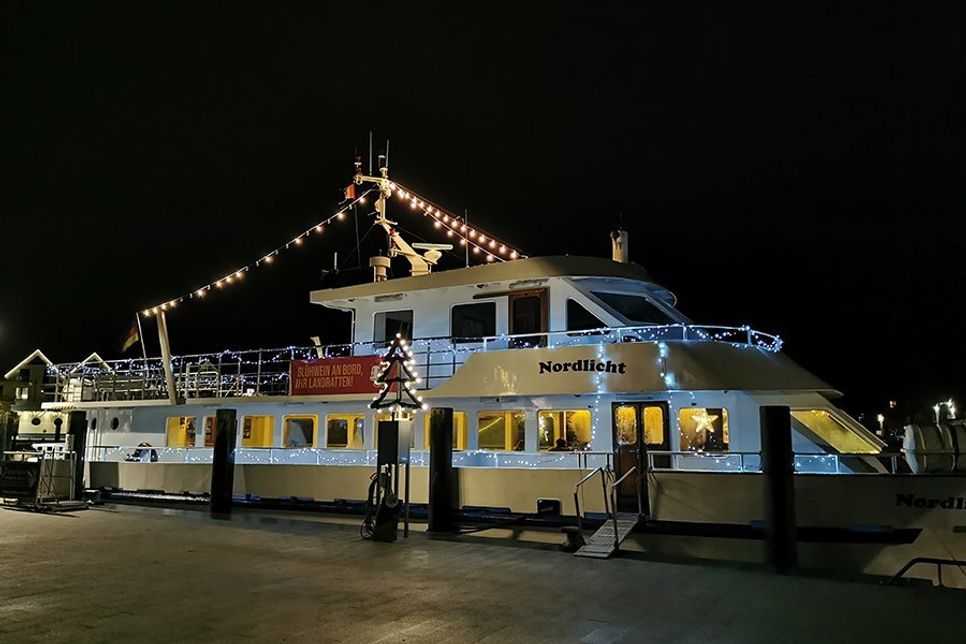 Glühwein an Bord konnte man auch auf der festlcih beleuchteten &amp;quot;MS Nordlicht&amp;quot; genießen.