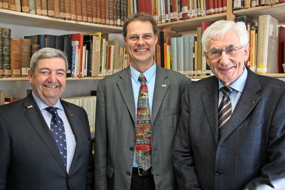 1. Vorsitzender Ernst-August Petsch, Museumsleiter Dr. Frank Wilschewski und der ehemalige Vereinsvorsitzende Karl-Heinz Meyer (v. lks.) in der neuen Präsenzbibliothek.