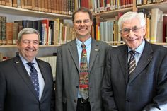 1. Vorsitzender Ernst-August Petsch, Museumsleiter Dr. Frank Wilschewski und der ehemalige Vereinsvorsitzende Karl-Heinz Meyer (v. lks.) in der neuen Präsenzbibliothek.