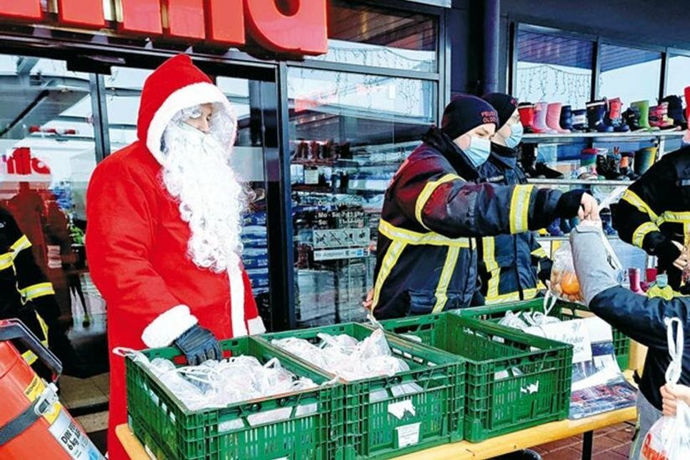 Verteilung der Stiefel und Tüten.